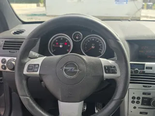 Opel Astra GTC 150.