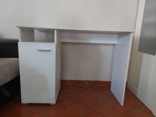 Escritorio blanco con cajón