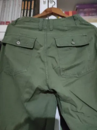 Pantalón cargo Bershka verde T. 36