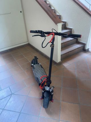 Patinete Eléctrico Negro con Detalles Rojos