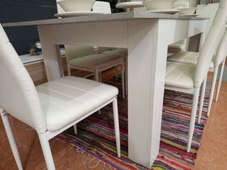 Mesa extensible y 6 sillas polipiel