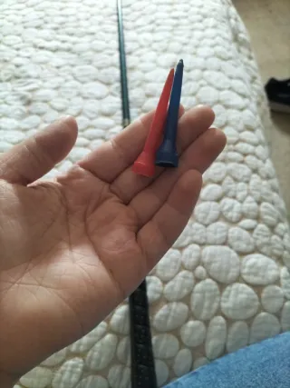 Palo de golf con soportes y pelota