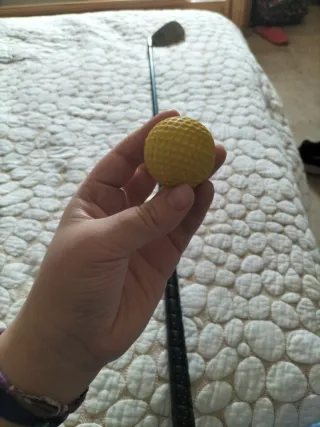 Palo de golf con soportes y pelota
