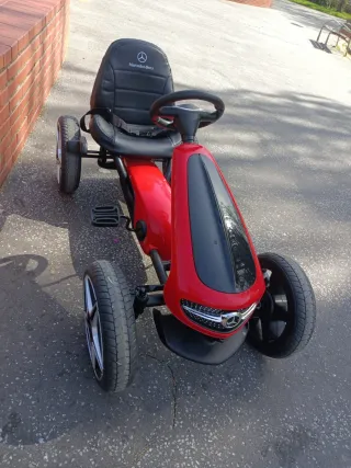 Coche de pedales Mercedes Benz