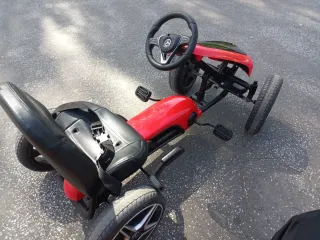 Coche de pedales Mercedes Benz