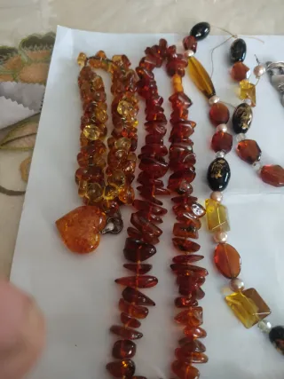 Reloj Cartier y collares