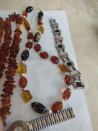 Reloj Cartier y collares