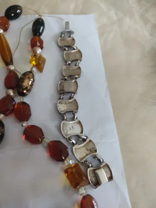 Reloj Cartier y collares