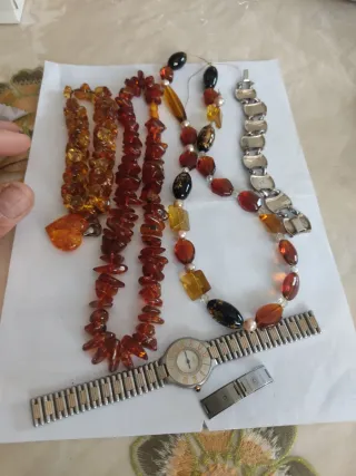 Reloj Cartier y collares