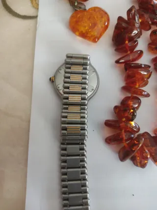 Reloj Cartier y collares