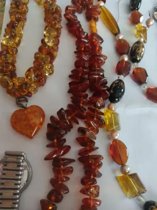 Reloj Cartier y collares