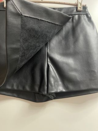 Falda pantalón efecto piel Zara