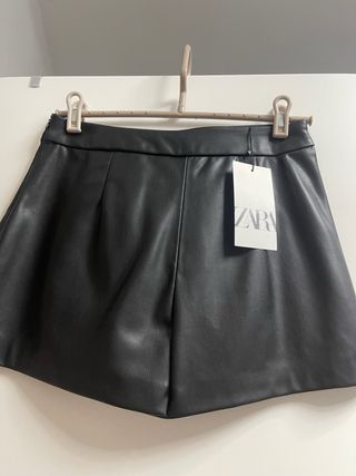 Falda pantalón efecto piel Zara
