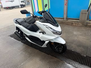 Honda PCX 125 Blanca - Maxi Scooter