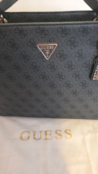 Bolso Guess Negro y Dorado