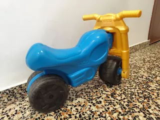 Moto correpasillos Feber azul y amarillo