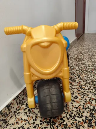 Moto correpasillos Feber azul y amarillo