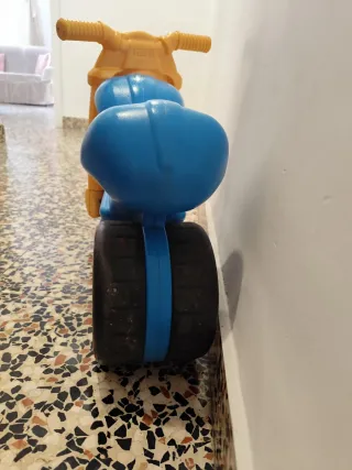 Moto correpasillos Feber azul y amarillo