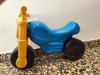 Moto correpasillos Feber azul y amarillo