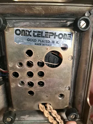 Teléfono antiguo de plata y mármol