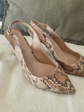 Zapatos de tacón con estampado de serpiente