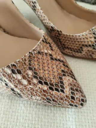 Zapatos de tacón con estampado de serpiente