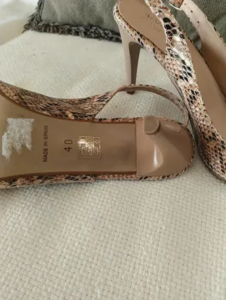 Zapatos de tacón con estampado de serpiente