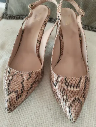 Zapatos de tacón con estampado de serpiente