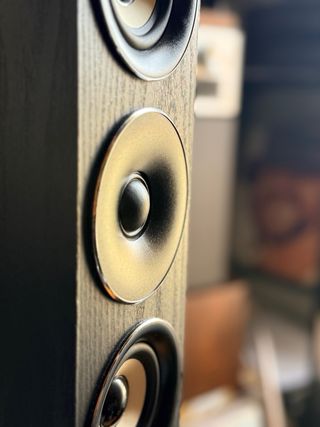 Altavoces de torre AEG