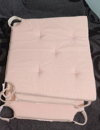 Cojines de tela beige y rosa