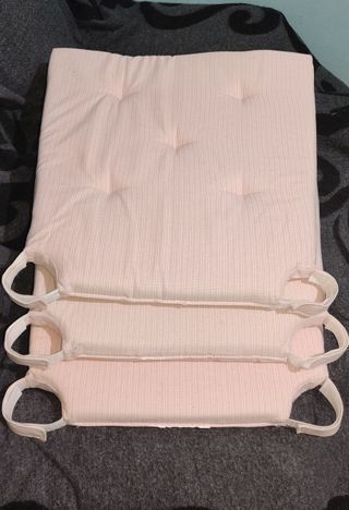 Cojines de tela beige y rosa