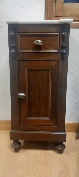 Mesita de noche antigua restaurada, con mármol