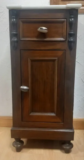 Mesita de noche antigua restaurada, con mármol