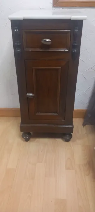 Mesita de noche antigua restaurada, con mármol
