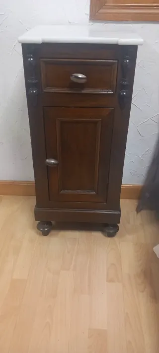Mesita de noche antigua restaurada, con mármol