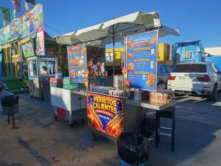 Puesto de Perritos Calientes y Patatas Fritas