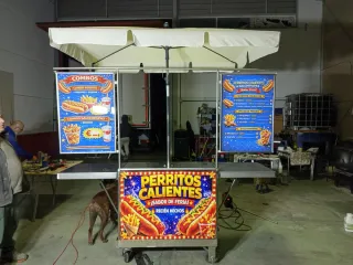 Puesto de Perritos Calientes y Patatas Fritas