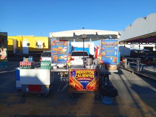 Puesto de Perritos calientes y Patatas fritas