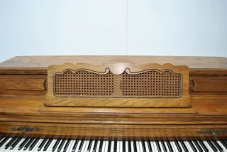 Antiguo piano Winter & Company con banqueta