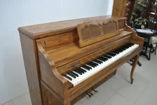 Antiguo piano Winter & Company con banqueta
