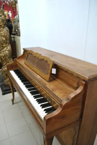 Antiguo piano Winter & Company con banqueta