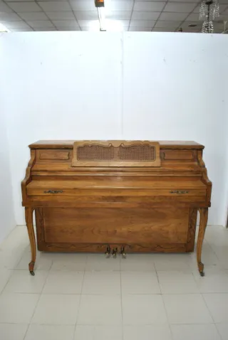 Antiguo piano Winter & Company con banqueta