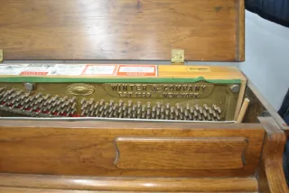 Antiguo piano Winter & Company con banqueta