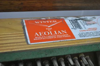 Antiguo piano Winter & Company con banqueta