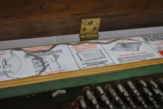 Antiguo piano Winter & Company con banqueta