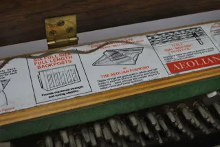 Antiguo piano Winter & Company con banqueta