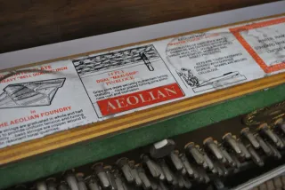 Antiguo piano Winter & Company con banqueta