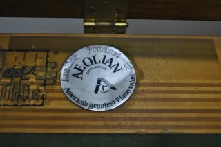 Antiguo piano Winter & Company con banqueta