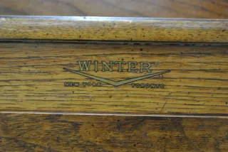Antiguo piano Winter & Company con banqueta