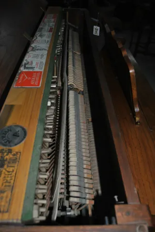 Antiguo piano Winter & Company con banqueta
